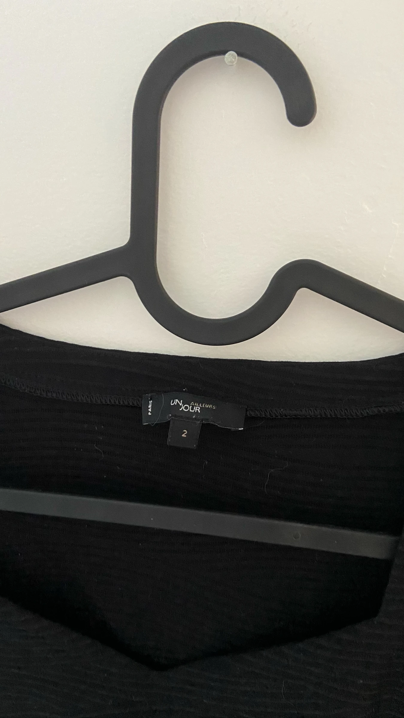 Haut noir avec motif en relief un jour ailleurs  – photo 6